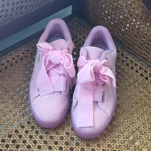 Pink suede puma shoes, size 8 1/2, velvet laces